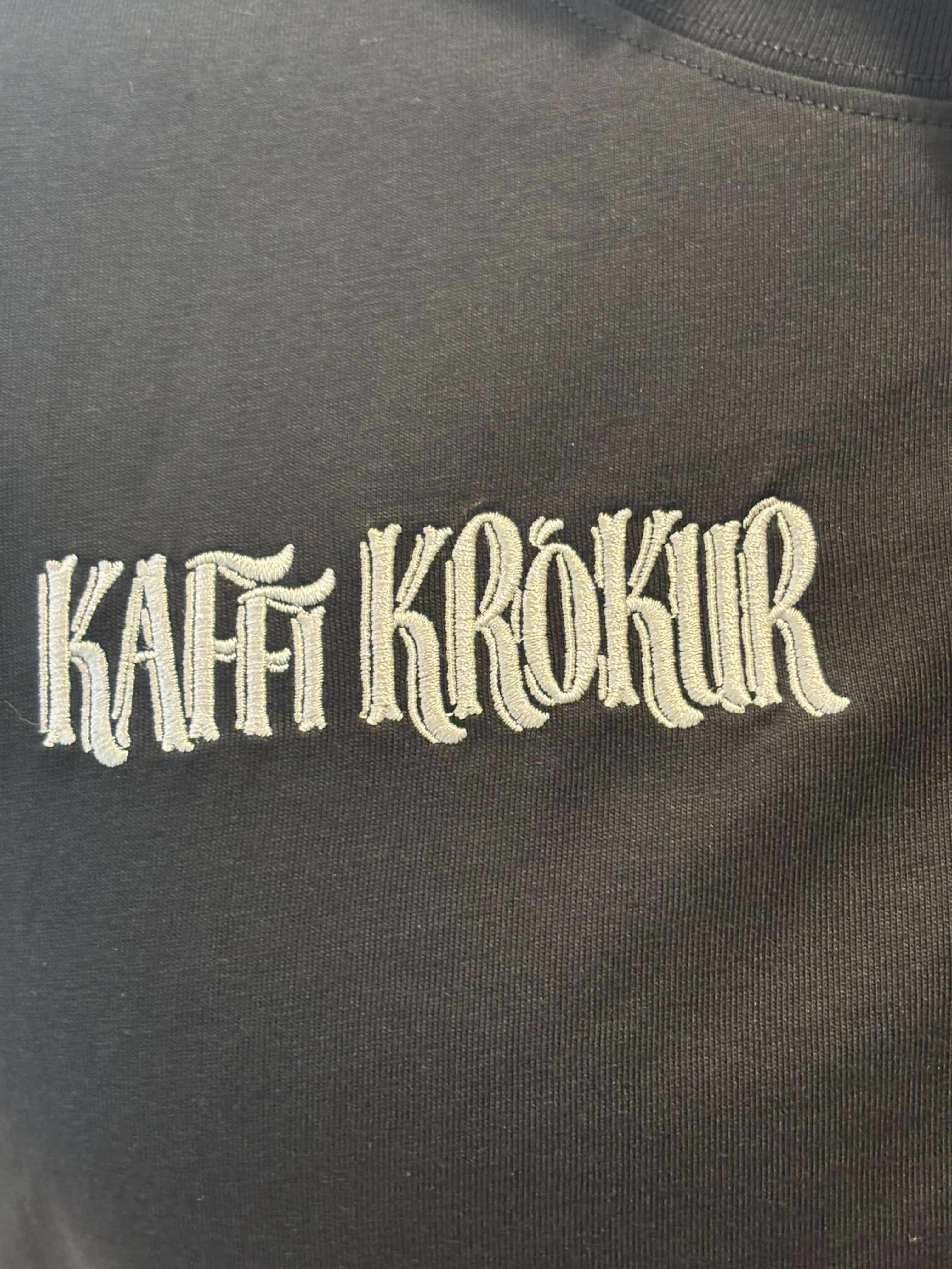 Kaffi Krókur — Útsaumur í nærmynd · 2025